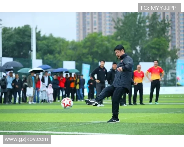 足球巨星街头现身引热议 粉丝围堵争相合影合照互动成亮点